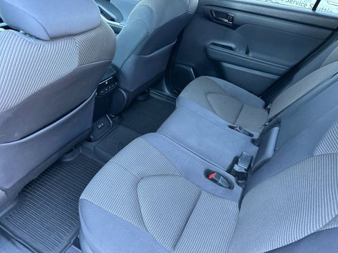 Used 2024 Toyota Highlander LE image 12