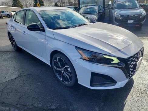 New 2025 Nissan Altima 2.5 SR image 2