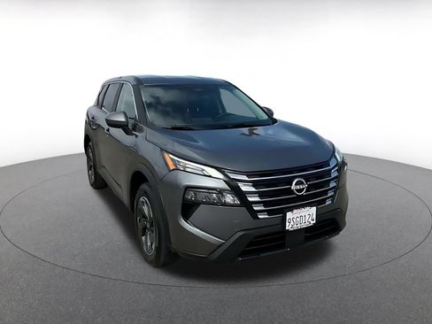 Used 2025 Nissan Rogue SV FWD image 3