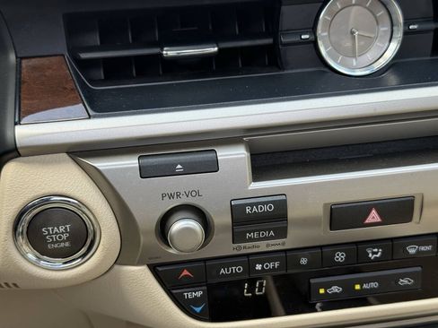 Used 2014 Lexus ES 350 w/ Luxury Package FWD image 28