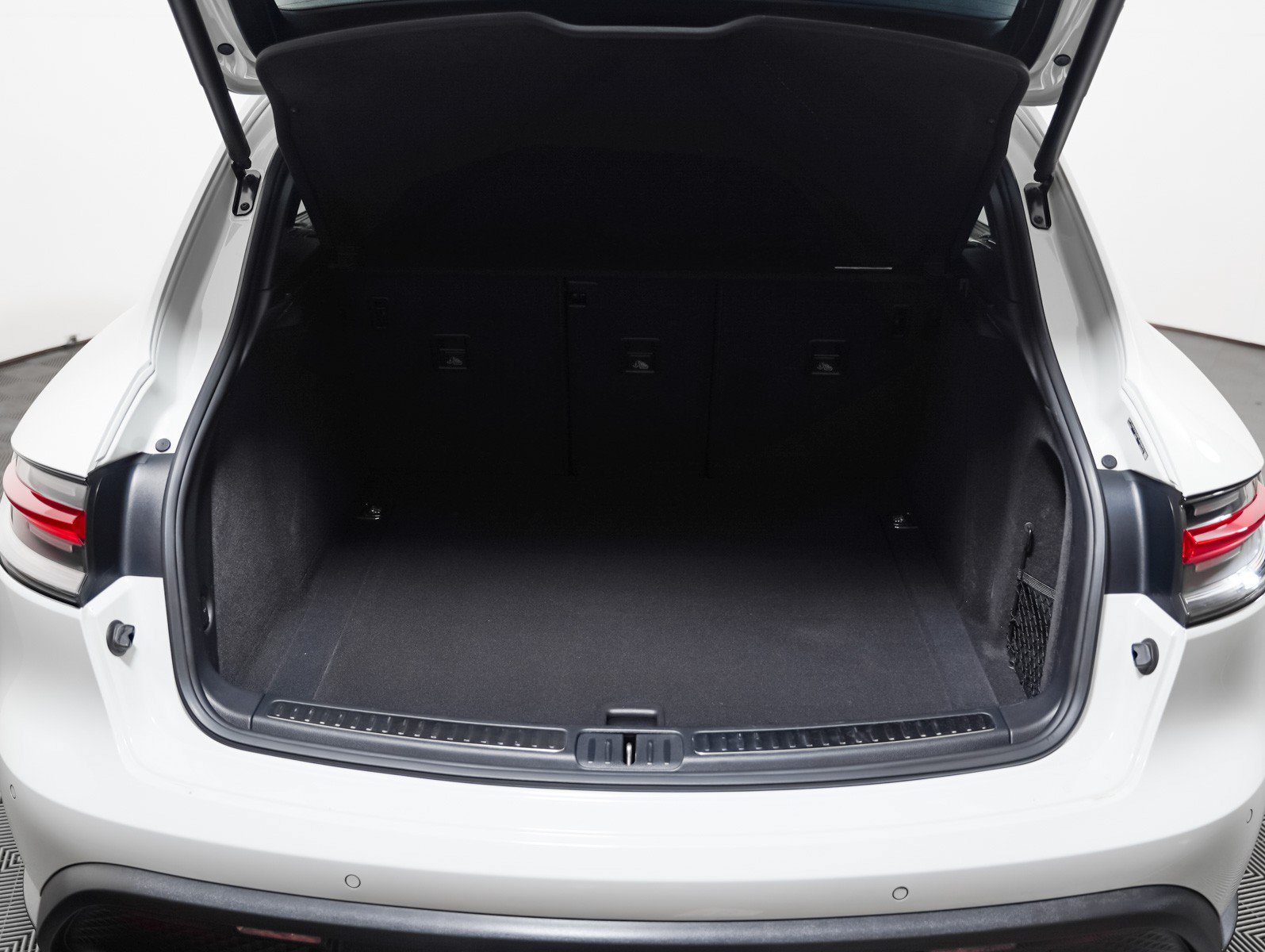 Certified 2023 Porsche Macan AWD/4WD image 28
