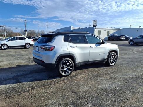 Used 2025 Jeep Compass Limited image 17