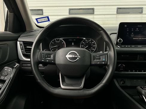 Used 2025 Nissan Rogue SV image 31