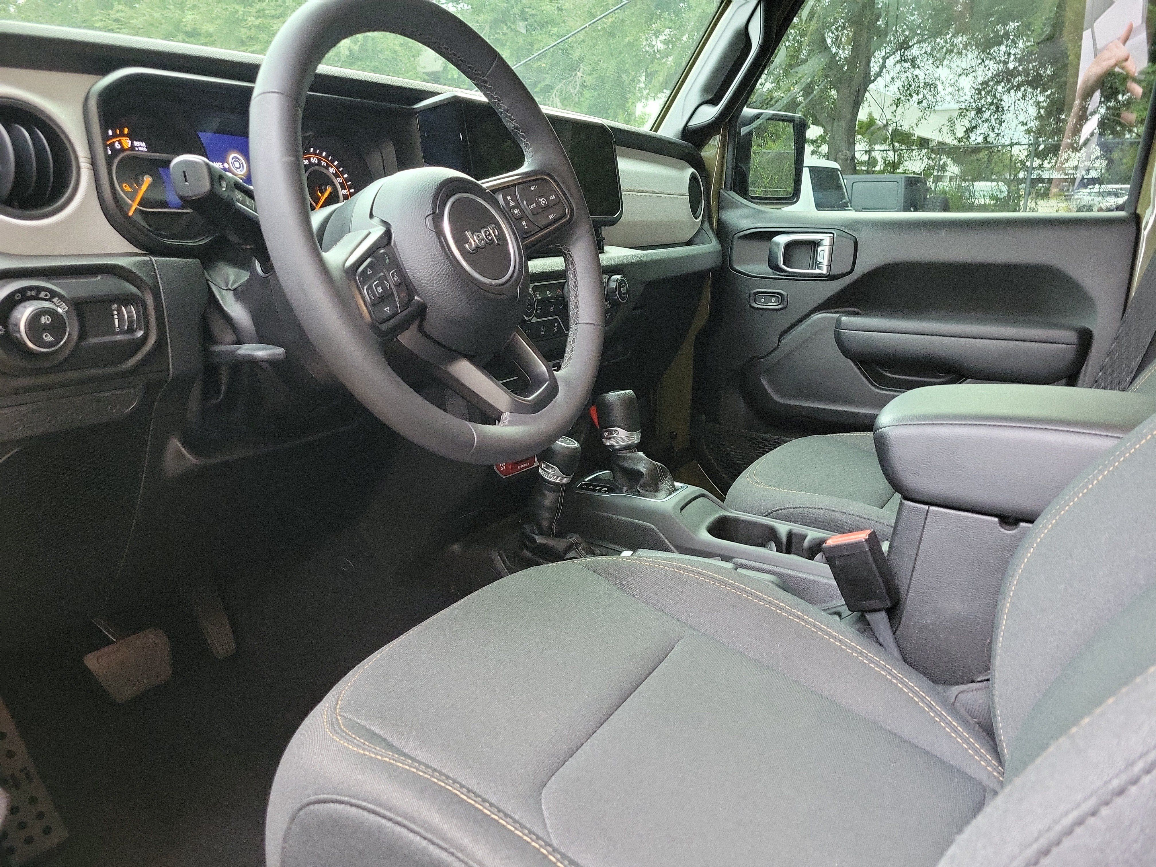 Used 2025 Jeep Gladiator Sport AWD/4WD image 17