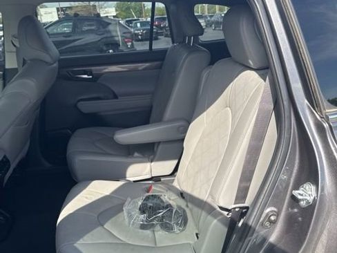Used 2022 Toyota Highlander Platinum image 7