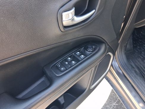 Used 2018 Jeep Compass Latitude w/ Popular Equipment Group FWD image 12