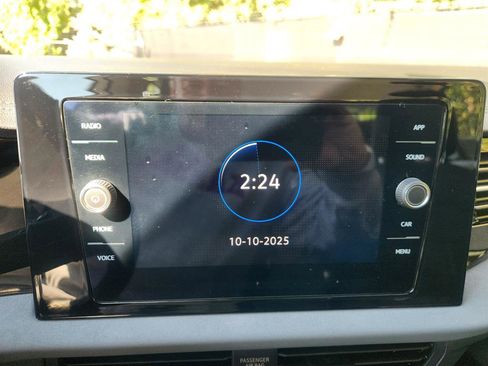 Certified 2025 Volkswagen Jetta SE w/ Sunroof Package image 33