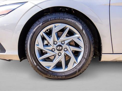 Used 2024 Hyundai Elantra SEL FWD image 9