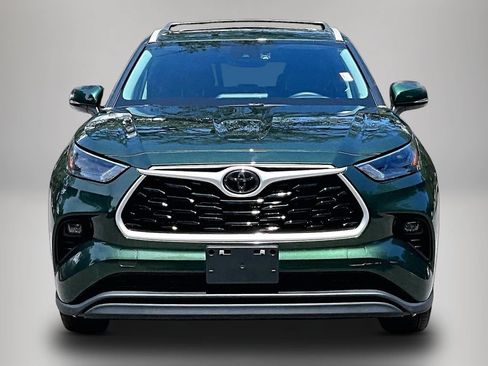 Used 2023 Toyota Highlander XLE FWD image 3