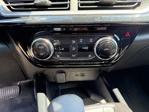 Used 2024 Chevrolet Trax RS w/ Sunroof Package FWD image 17