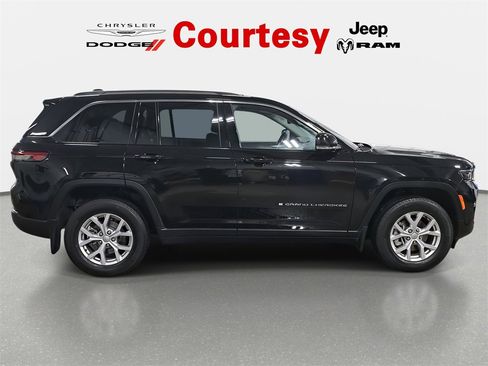 Certified 2022 Jeep Grand Cherokee Limited w/ Luxury Tech Group II image 2