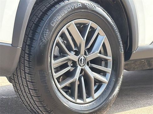 Used 2024 Nissan Rogue S image 9