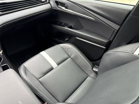 Used 2025 Toyota Camry SE w/ Convenience Package image 16