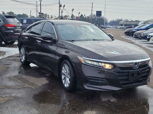 Used 2018 Honda Accord LX image 9