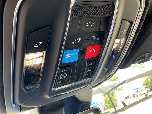 New 2025 Jeep Grand Cherokee Altitude image 17