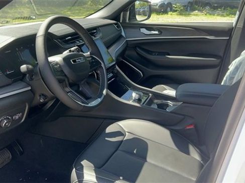 New 2025 Jeep Grand Cherokee Limited w/ Luxury Tech Group II image 16