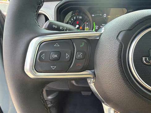 Used 2025 Jeep Wrangler Sahara image 26