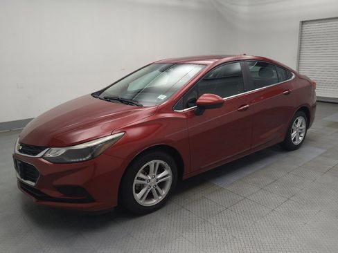 Used 2018 Chevrolet Cruze LT w/ Convenience Package FWD image 2
