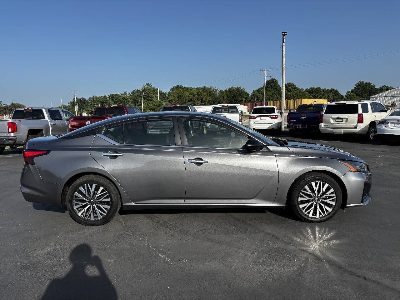 Used 2024 Nissan Altima 2.5 SV FWD image 2