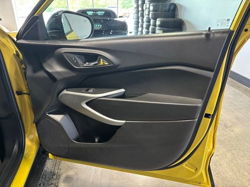 Used 2025 Chevrolet Trax RS w/ Sunroof Package FWD image 18