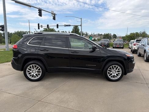Used 2015 Jeep Cherokee Limited w/ Luxury Group AWD/4WD image 4