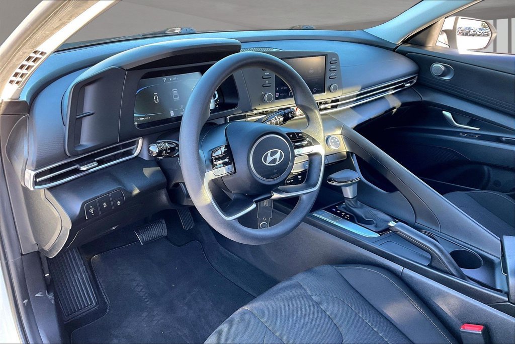 Used 2024 Hyundai Elantra SE FWD image 16