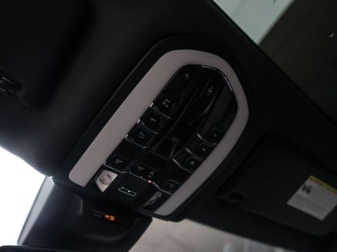Certified 2025 Porsche Macan AWD/4WD image 28