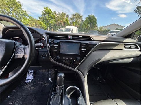 Used 2018 Toyota Camry XSE FWD image 11