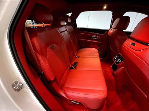 Used 2022 Bentley Bentayga AWD/4WD image 28