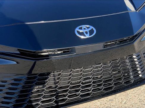 Used 2025 Toyota Camry SE image 30