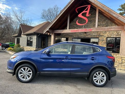 Used 2018 Nissan Rogue Sport SV image 2