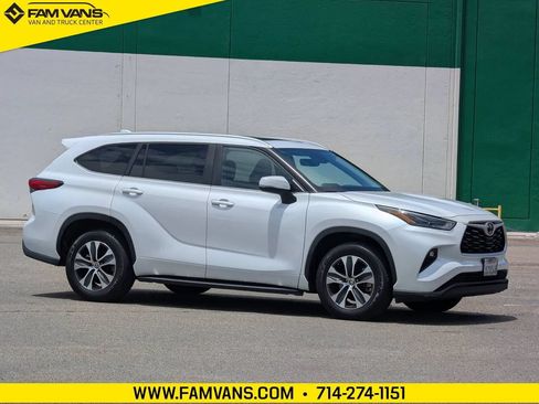 Used 2023 Toyota Highlander XLE FWD image 1