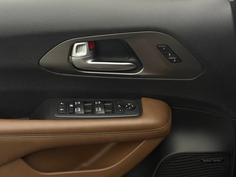 Used 2019 Chrysler Pacifica Limited w/ Tire & Wheel Group FWD image 16