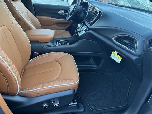 New 2026 Chrysler Pacifica Pinnacle image 13
