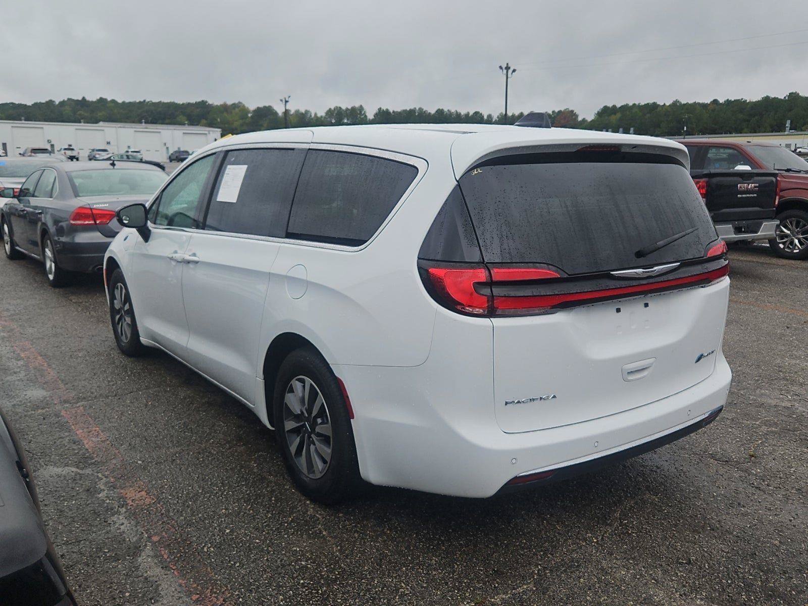 Used 2024 Chrysler Pacifica Limited FWD image 3