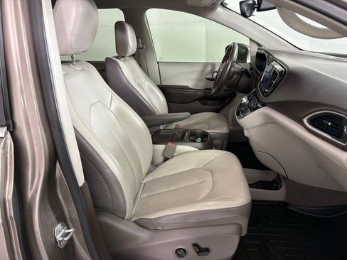Used 2018 Chrysler Pacifica Touring-L w/ Premium Audio Group image 43