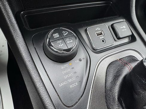 Used 2019 Jeep Cherokee Trailhawk image 32