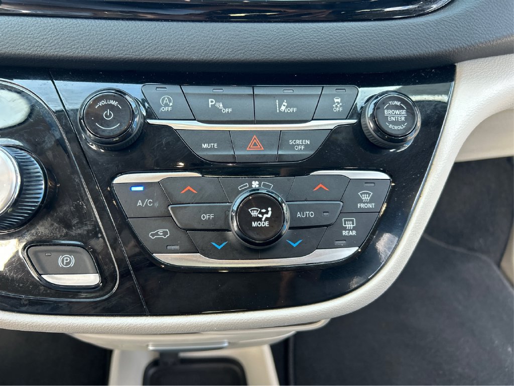 Used 2024 Chrysler Pacifica Touring-L FWD image 25