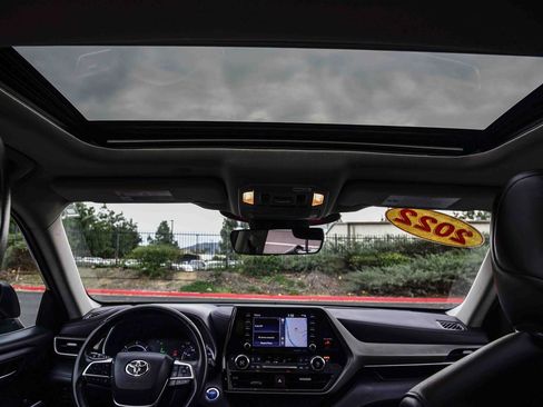 Certified 2022 Toyota Highlander XLE image 18