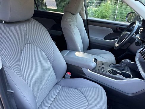 Used 2023 Toyota Highlander LE FWD image 12