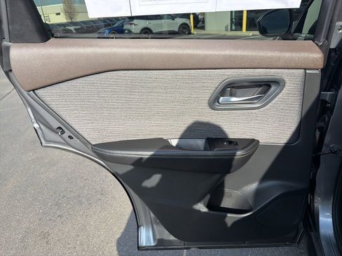 Used 2023 Nissan Rogue SV image 17