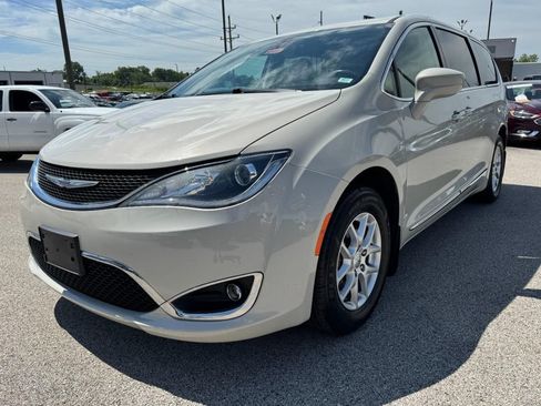 Used 2020 Chrysler Pacifica Touring w/ Cold Weather Group FWD image 8