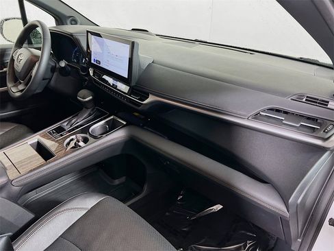 Certified 2025 Toyota Sienna Platinum image 27