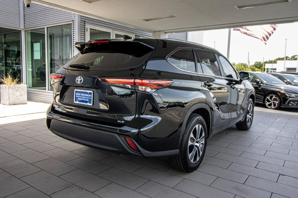 Used 2024 Toyota Highlander XLE FWD image 2