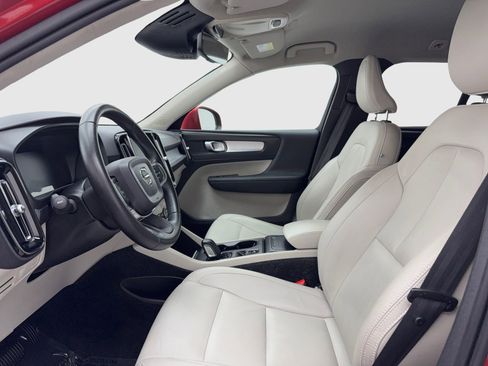 Used 2019 Volvo XC40 T4 Momentum image 17