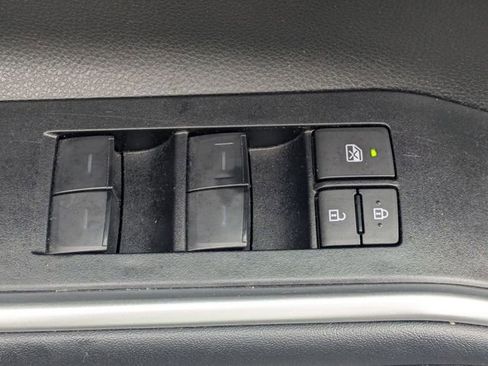Used 2025 Toyota Highlander LE FWD image 12