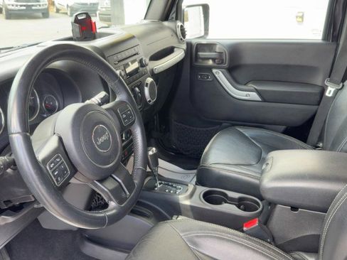 Used 2015 Jeep Wrangler Unlimited Rubicon w/ Connectivity Group AWD/4WD image 9