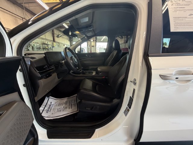 Used 2025 Kia Carnival FWD image 9