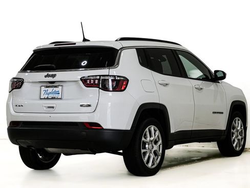 Used 2023 Jeep Compass Latitude w/ Sun and Sound Group AWD/4WD image 7