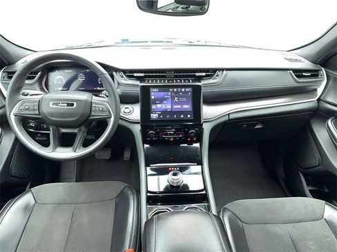 Used 2023 Jeep Grand Cherokee L Laredo image 17